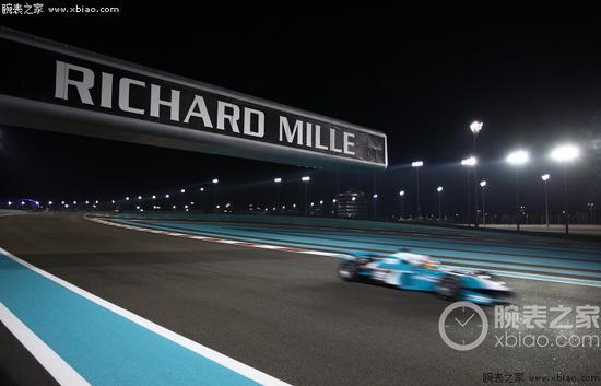阿斯顿马丁火神(上)和F1(下),我们可以看到RICHARD MILLE通常都是以这种姿态出现的。