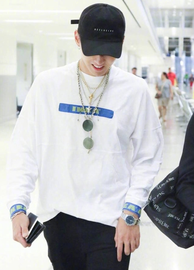 吴亦凡身穿DIY过的宜家t恤出现在机场