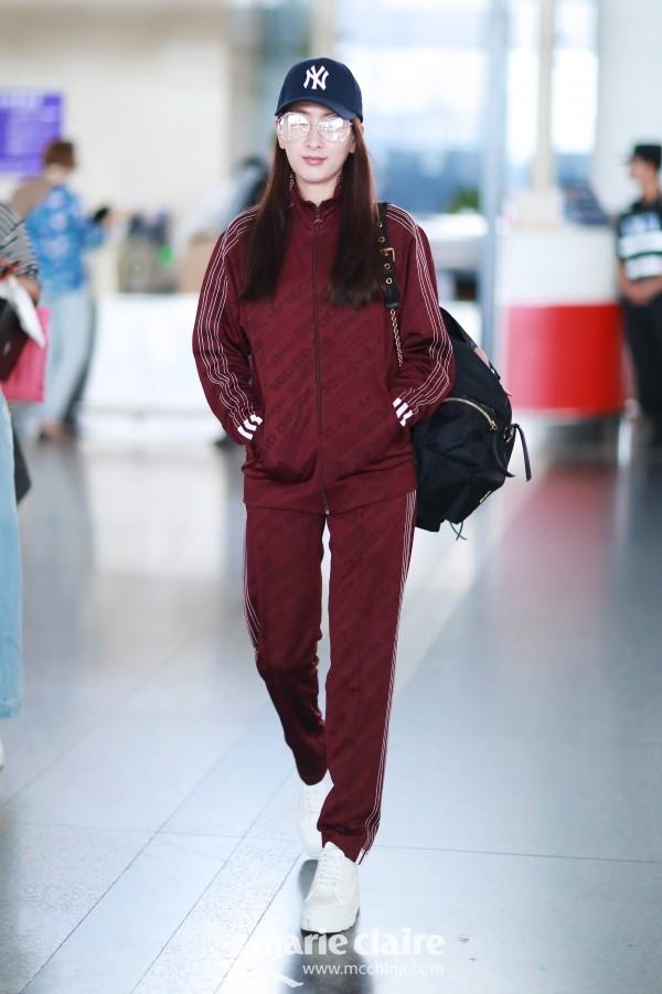 马苏身穿Adidas枣红色Logo印花运动套装