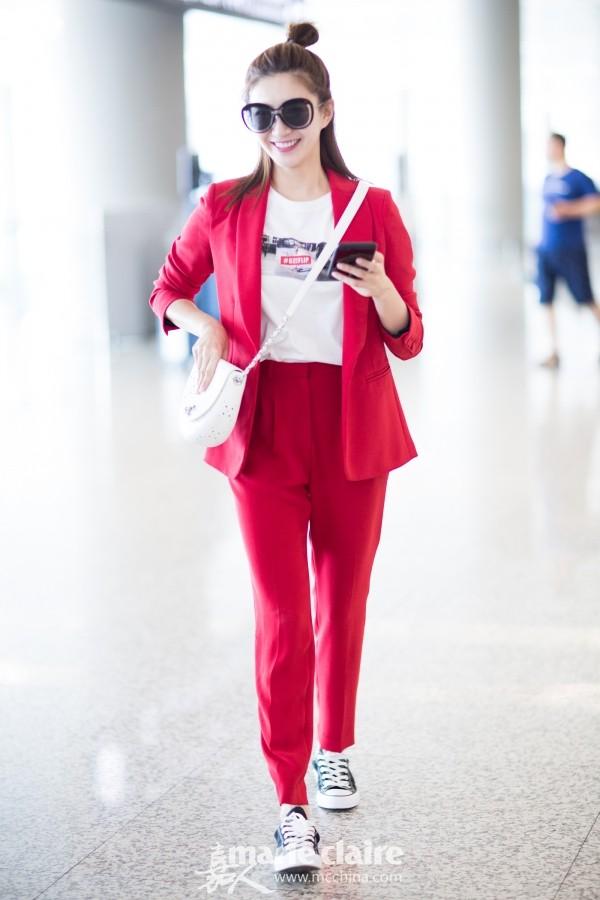 江疏影身穿Claudie Pierlot红色西服套装