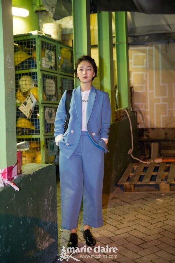 周冬雨身穿Sandro天蓝色西服套装