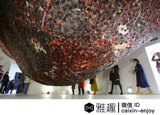 马克·布拉德福德《明天是另一天》(Mark Bradford《Tomorrow is another Day》),现场更加令人震撼。(图片来自Artsy)