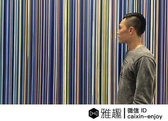 一位观众正在观赏画作(图片:Instagram,摄影:Art Basel)