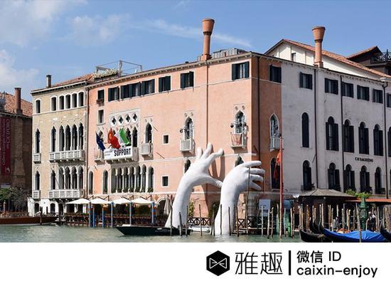 此次展览的吸睛作品,洛伦佐·奎恩《支持》(Lorenzo Quinn《Support》),我想给它取名《溺水的Help》