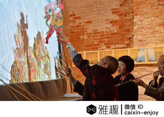艺术家汪建稳的艺术作品《化生:《白蛇传》的古本与今相》中,几位非遗继承人正在表演传统皮影戏。