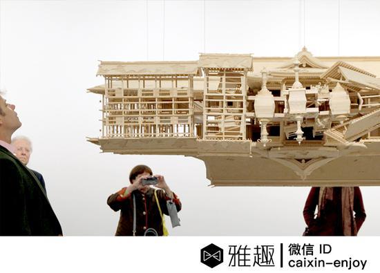 一些观众站在岩崎贵宏的装置《颠倒的森林》前(图片:designboom)