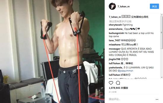 鹿晗健身练腹肌