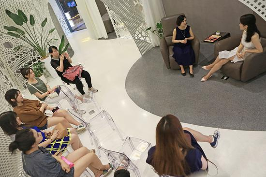 (Lily Nails 技术总监与大家分享美甲知识)