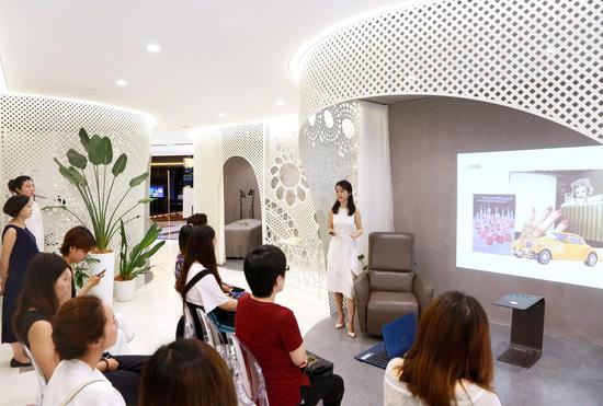 (Lily Nails品牌公关和媒体分享美甲历史与品牌故事)