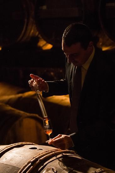 路易十三首席酿酒大师卢瓦索正进行着最庄严的品鉴仪式,承载着几代酿酒大师的星火传递与坚守。