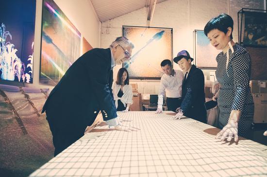 Miguel Chevalier大师(左)展示着先进的光影装置,品牌好友沉浸其中体验着极具魅力的新兴艺术。