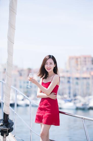 时尚博主黎贝卡Becky迎着港湾的微风,在路易十三游艇中自在体验极致法式风情。