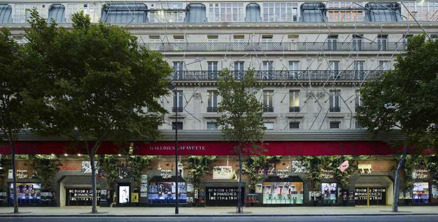 Prada在巴黎著名百货公司老佛爷百货(Galeries Lafayette)推出特殊橱窗陈列
