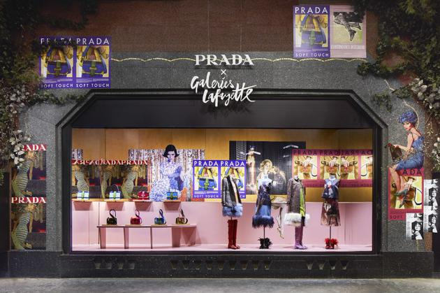 Prada在巴黎著名百货公司老佛爷百货(Galeries Lafayette)推出特殊橱窗陈列