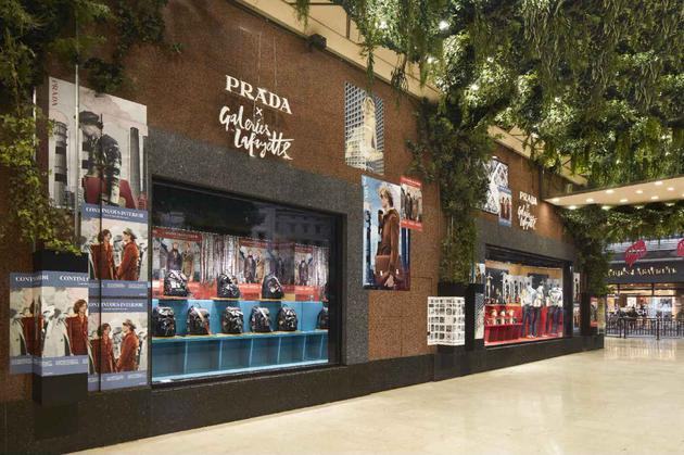 Prada在巴黎著名百货公司老佛爷百货(Galeries Lafayette)推出特殊橱窗陈列