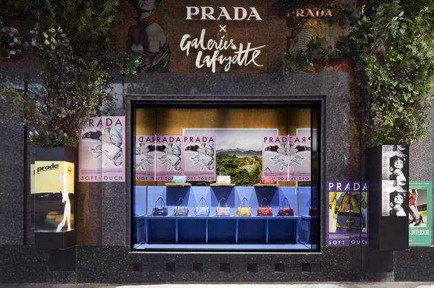 Prada在巴黎著名百货公司老佛爷百货(Galeries Lafayette)推出特殊橱窗陈列