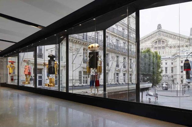 Prada在巴黎著名百货公司老佛爷百货(Galeries Lafayette)推出特殊橱窗陈列