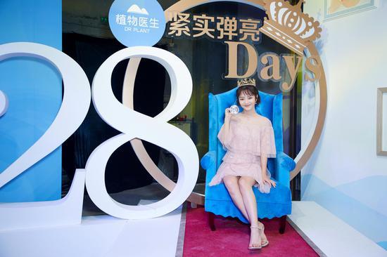 搞怪表情包“冻龄女王”谭松韵