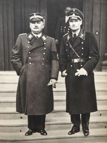 麦克阿瑟、惠特尼准将 图片来源自reinhard-himmler.tumblr.com