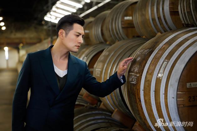 严屹宽在梅尔潘庄园深入了解人头马传承近三百年的干邑酿制技术,以及首席酿酒大师们融汇与调制生命之水的绝佳工艺