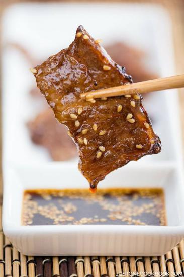 烧肉搭配酱汁 图片来源自JustOneCookbook®