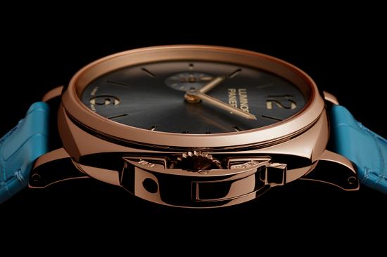 LUMINOR DUE 42毫米3日动力储存红金腕表(PAM00677)搭配灵动的浅蓝色鳄鱼皮革表带。