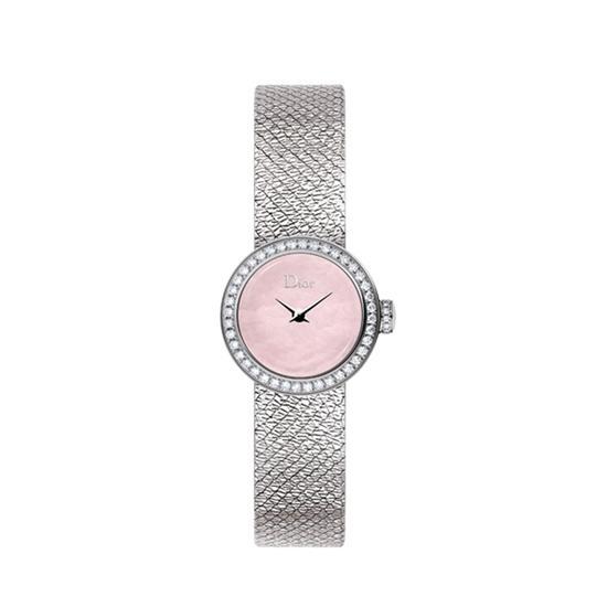 Dior La D de Dior Satin系列高级腕表,19毫米款 精钢、钻石和粉色珍珠母贝,图片来源于品牌