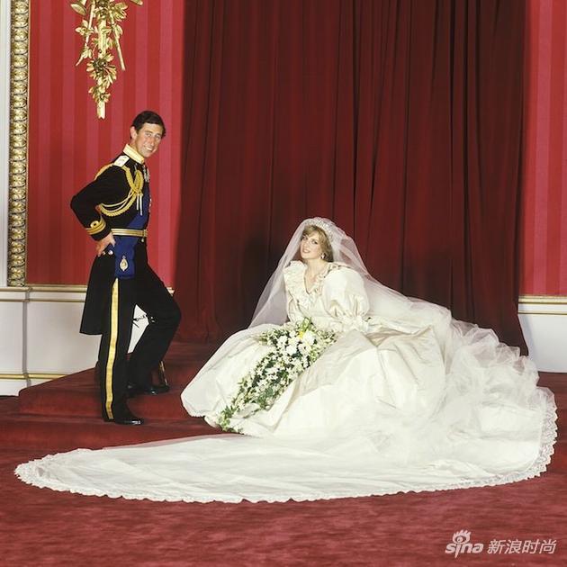 戴安娜和查尔斯的官方结婚照