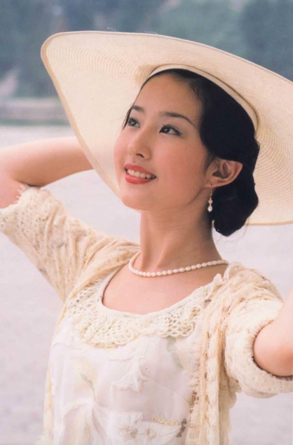白秀珠穿蕾丝