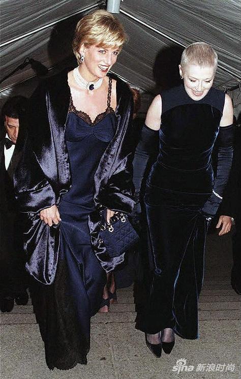1996年,戴安娜身穿由约翰-加利亚诺设计的第一件Dior高定礼服参加Met Gala