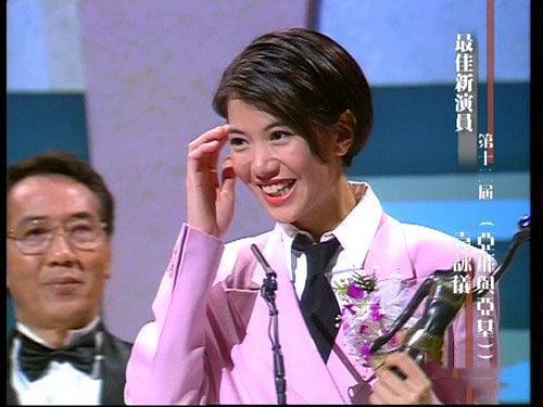 袁咏仪穿粉色西服