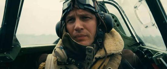 演员汤姆·哈迪 (Tom Hardy) 饰演的一名英国皇家空军飞行员腕间佩戴的欧米茄也在执行任务中扮演了很重要的角色。