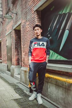 造型师HAYA身穿FILA Q4 Originale系列演绎复古时髦