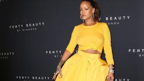 Fenty Beauty秀场 蕾哈娜蓬蓬裙晒美腿