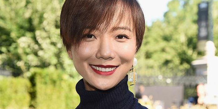 王珞丹短发红唇亮相Tory Burch秀 张碧晨白裙显