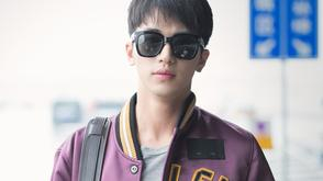 许魏洲出发纽约时装周 棒球夹克搭灰T率性潇洒