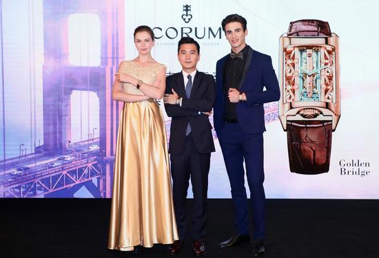 CORUM昆仑表香港有限公司大中华区董事总经理蓝铭伟先生与展示金桥腕表的模特