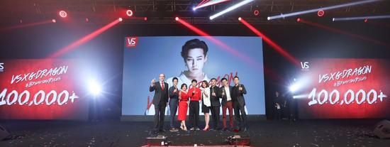 (G-Dragon与宝洁高层举杯庆祝线上话题突破新高)
