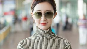 舒畅启程米兰 机场示范优雅chic风