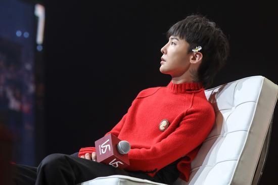 (G-Dragon聆听粉丝千人大合唱)