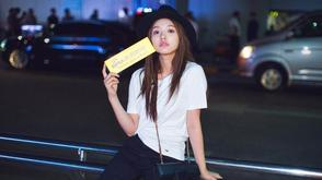 林允初秋休闲搭配现身机场