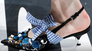 丝巾系高跟鞋：Prada