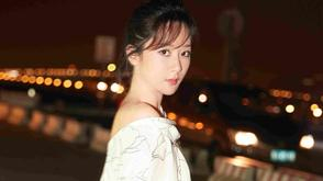 杨紫出发巴黎 机场小露香肩超俏皮