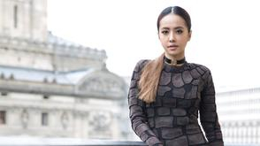 蔡依林助阵Balmain大秀 过膝长靴造型霸气性感