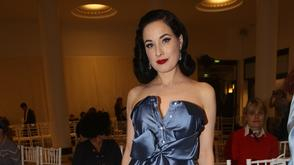 “舞娘”蒂塔-万提斯巴黎看秀 复古红唇风情万种