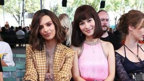 卢靖姗穿粉裙俏皮似洋娃娃