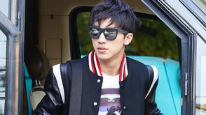 许魏洲启程巴黎时装周 飞行员夹克造型帅气吸睛