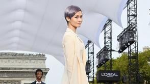 李宇春巴黎香街走秀优雅且帅气