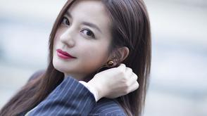 赵薇柔美干练范儿巴黎看秀