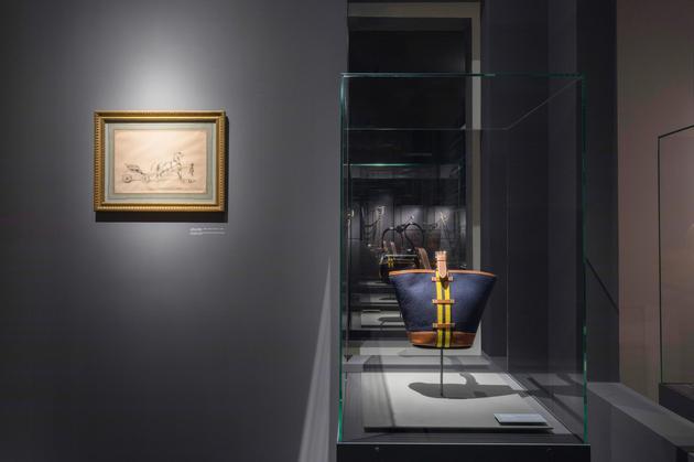 埃米尔·爱马仕私人藏品石版画《鞍辔已备,整装待发》以及来自品牌收藏系列的小款Camail皮包